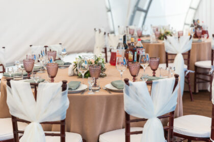 Comment organiser un dîner de mariage sous tipi sans gêner le service ?