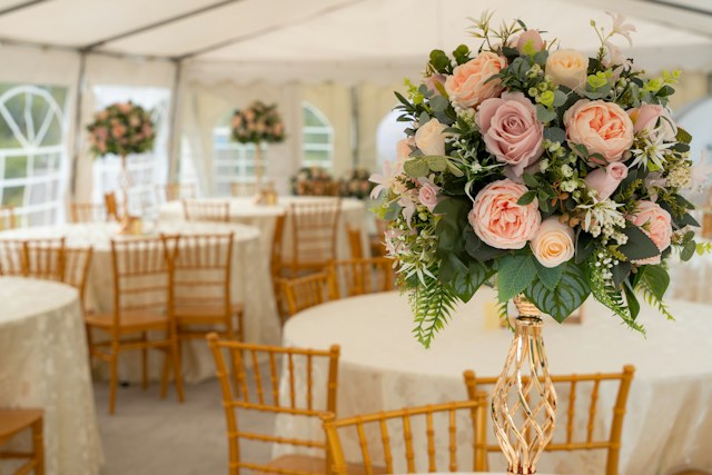 Comment organiser un dîner de mariage sous tipi sans gêner le service ?