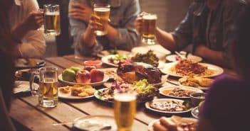 Pourquoi ne devrais-je pas mettre mes coudes sur la table ?