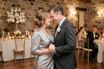 Couple célébrant leurs 25 ans de mariage lors d'une danse romantique dans une salle de réception décorée pour les noces d'argent