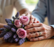 Mains d'un couple marié ancien tenant un bouquet de lavande et roses