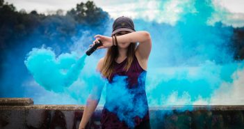 Fumigènes colorés : des effets spectaculaires pour vos événements
