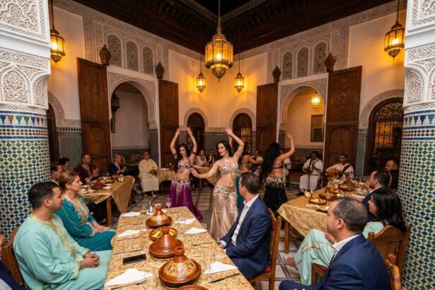 Soirée dîner spectacle mariage dans un riad traditionnel de Marrakech avec danseuses orientales et décoration dorée